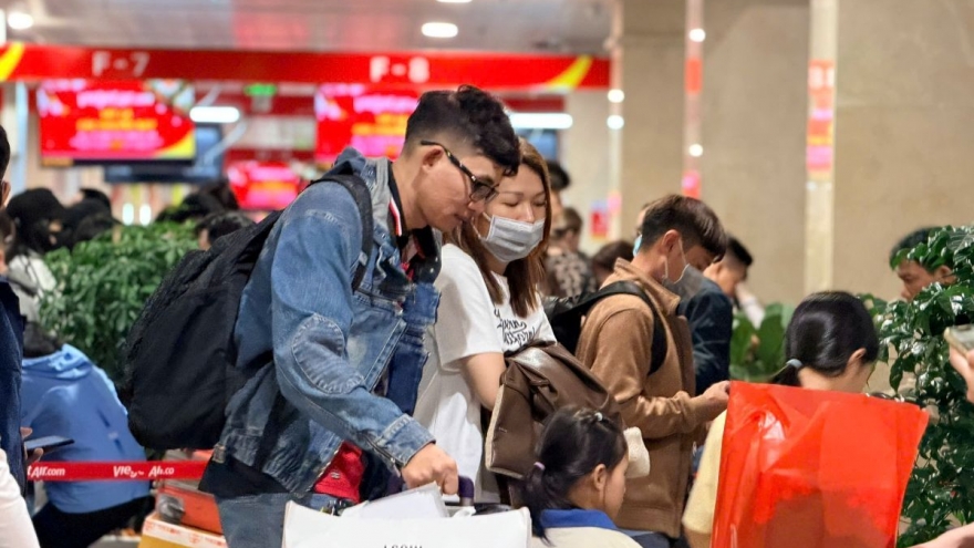 Sân bay Tân Sơn Nhất đông nghịt người từ sáng sớm